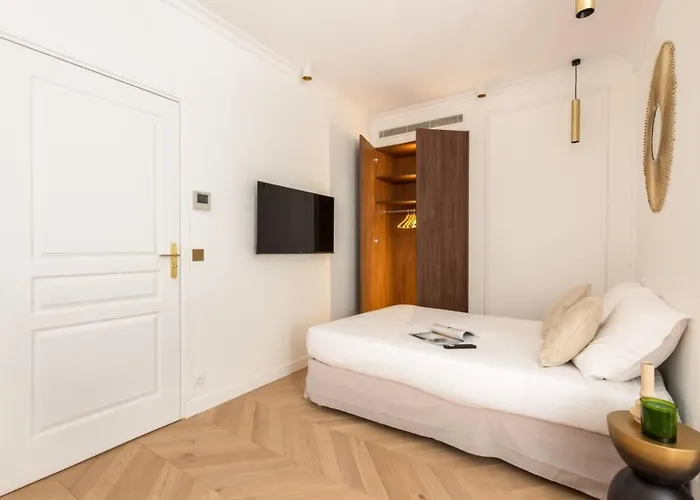 Central&spacious 2bd For 6 *
