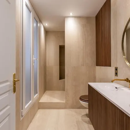 Elegant Parisian For 6 Boulevard Voltaire * París