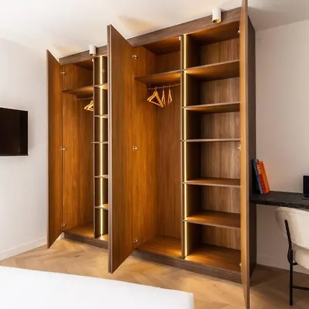 Central&spacious 2bd For 6 Daire