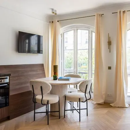 Central&spacious 2bd For 6 *